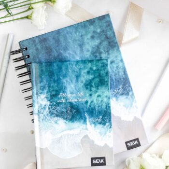 Quaderno a punti con copertina rigida e rilegatura a spirale - adventures