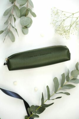 Astuccio per matite - think. write. draw. repeat. (colore verde bosco)